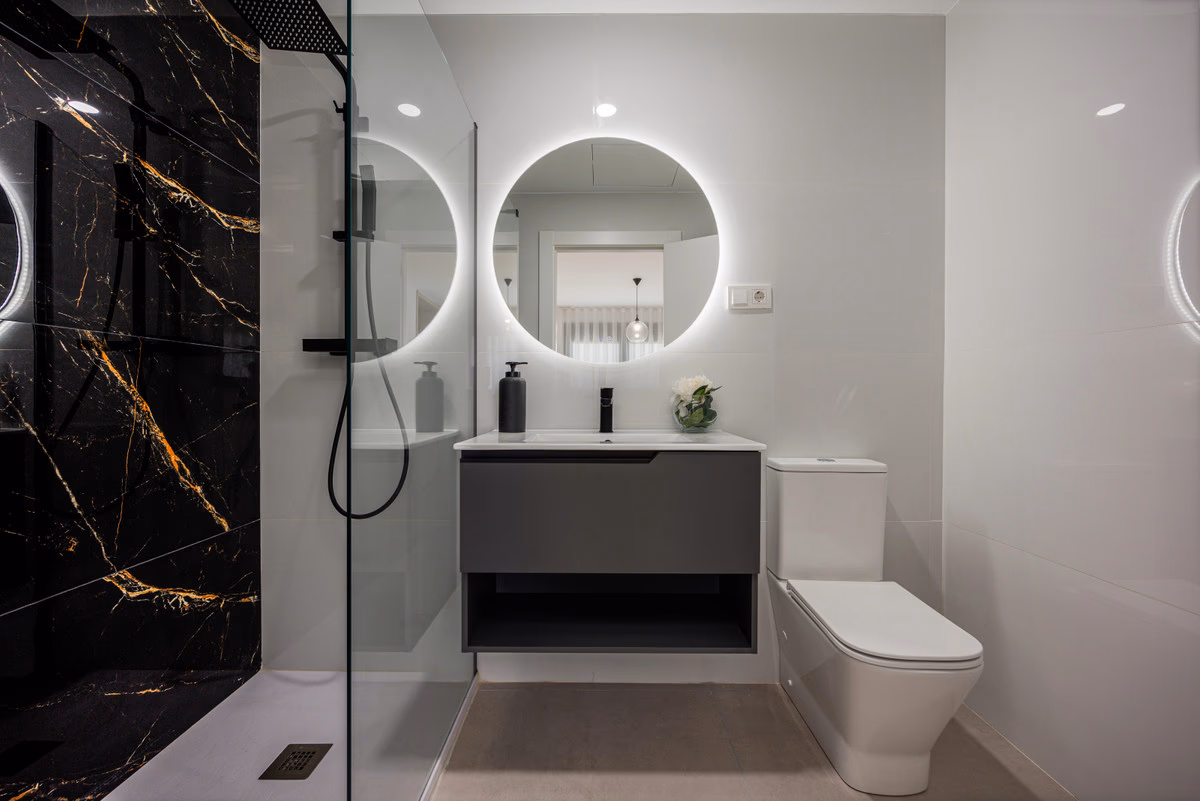 En-suite bathroom in marble at Moratella, Villajoyosa