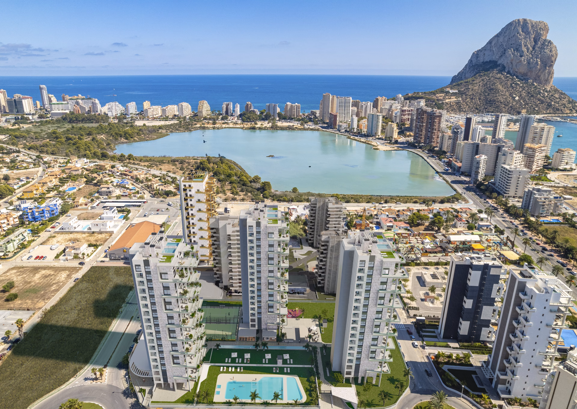 Vue aérienne en image de synthèse : les trois tours au bord de la lagune de Las Salinas, avec le Peñón de Ifach et la mer en arrière-plan