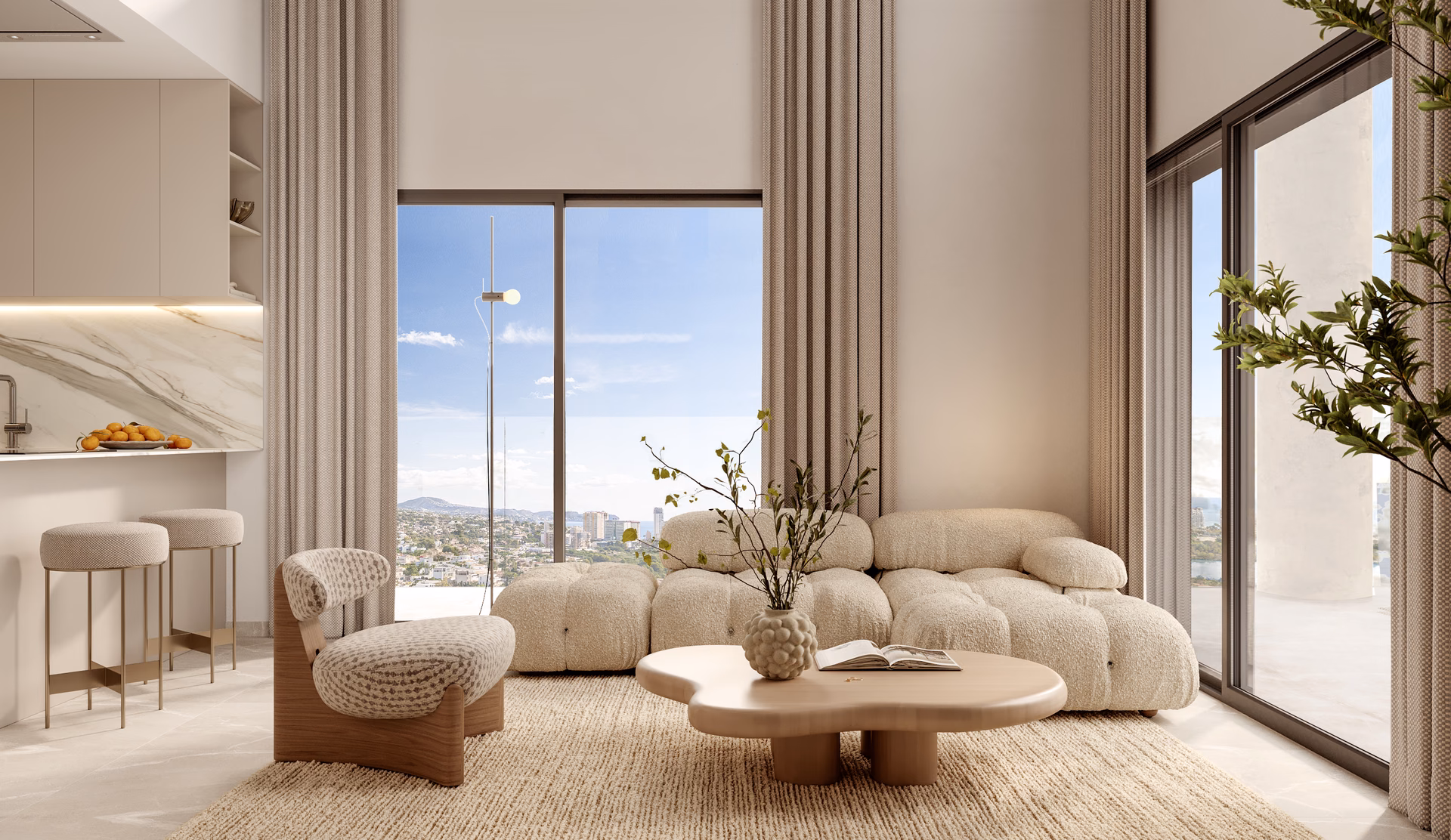 Séjour avec canapé et fauteuil près de la porte-fenêtre de la terrasse