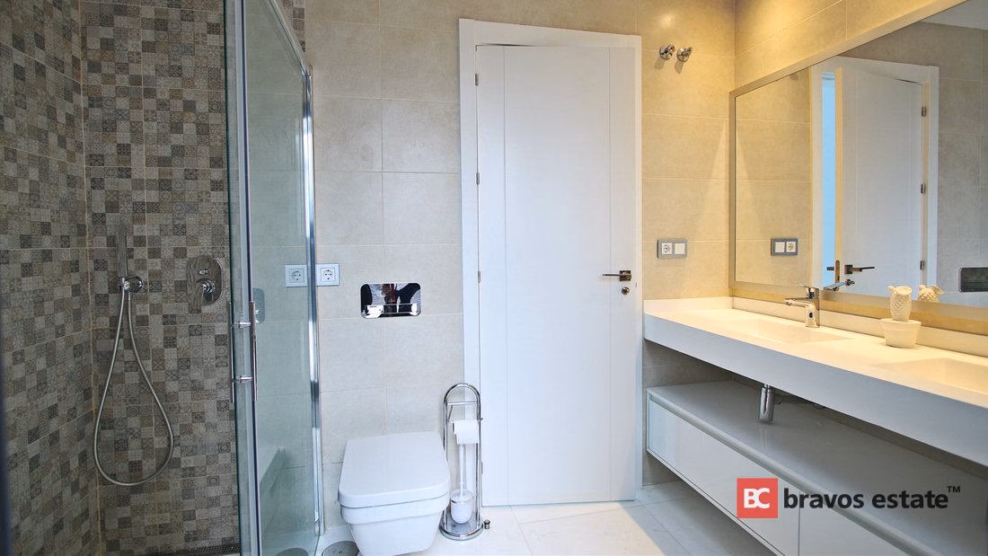Seafront 2-Bedroom Apartment in Benidorm · 357 m² - 13