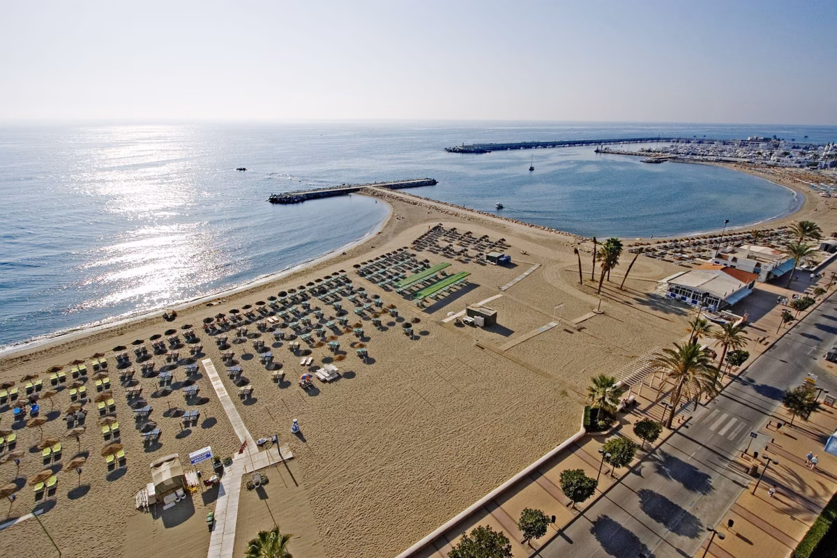 Terrasse mit Meer- und Bergblick