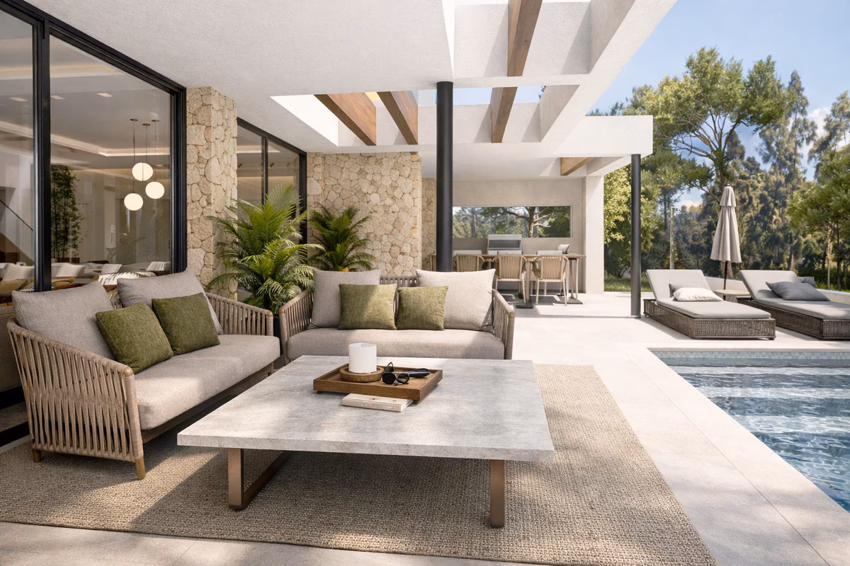 Terraza cubierta con sofás de exterior junto a la piscina