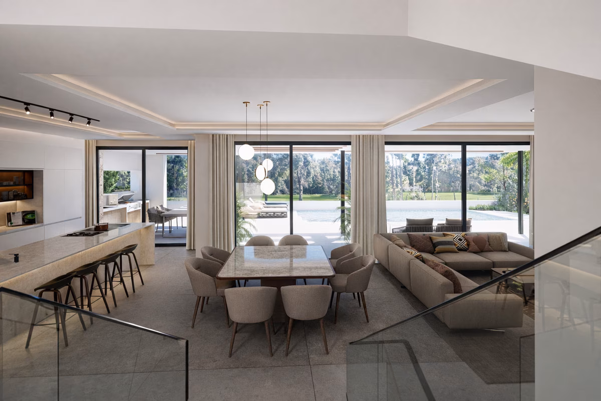 Comedor con escalera de cristal y vistas al jardín