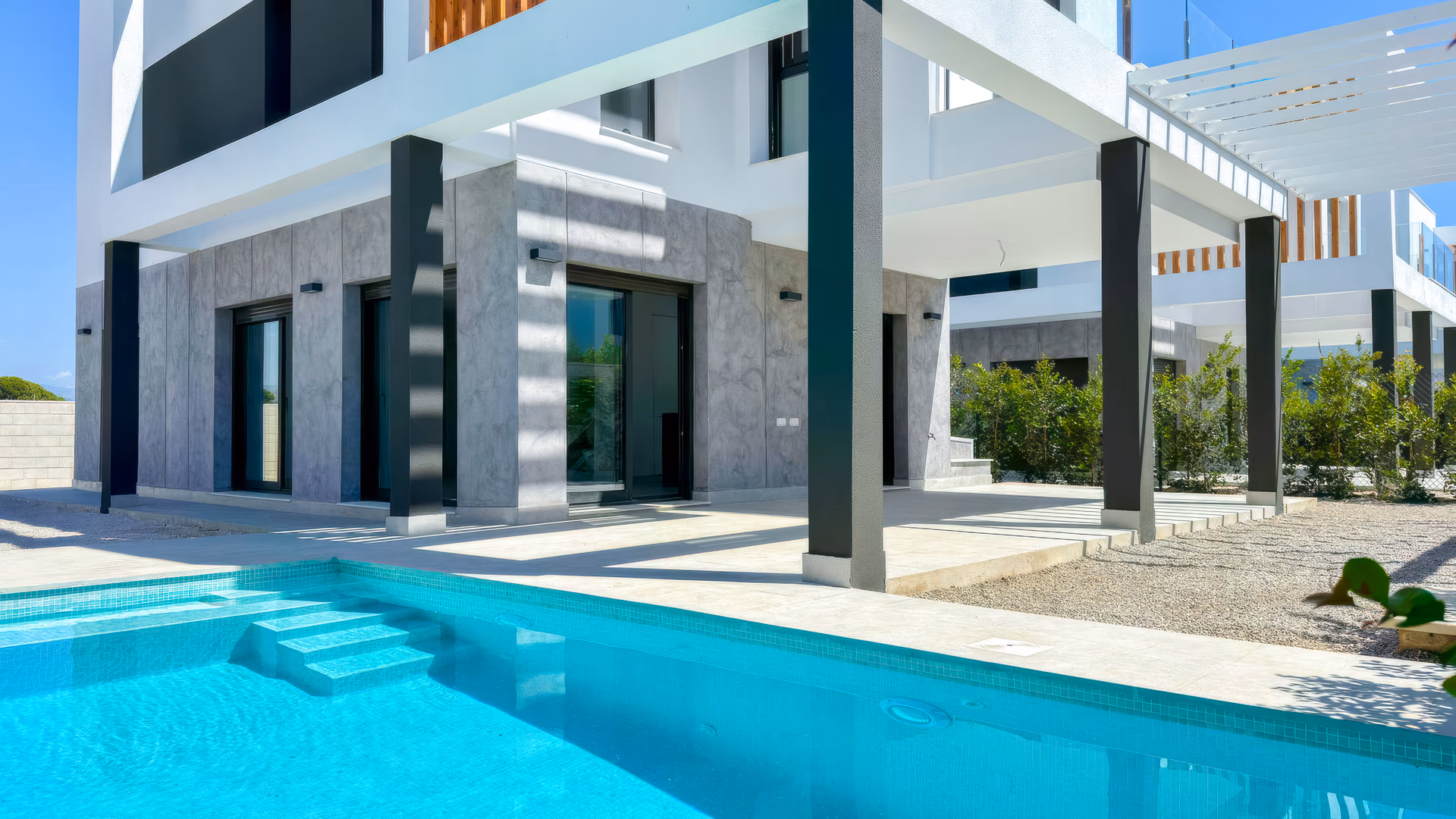 Terrassenfläche aus Feinsteinzeug und Poolstufen der 2025 erbauten Villa