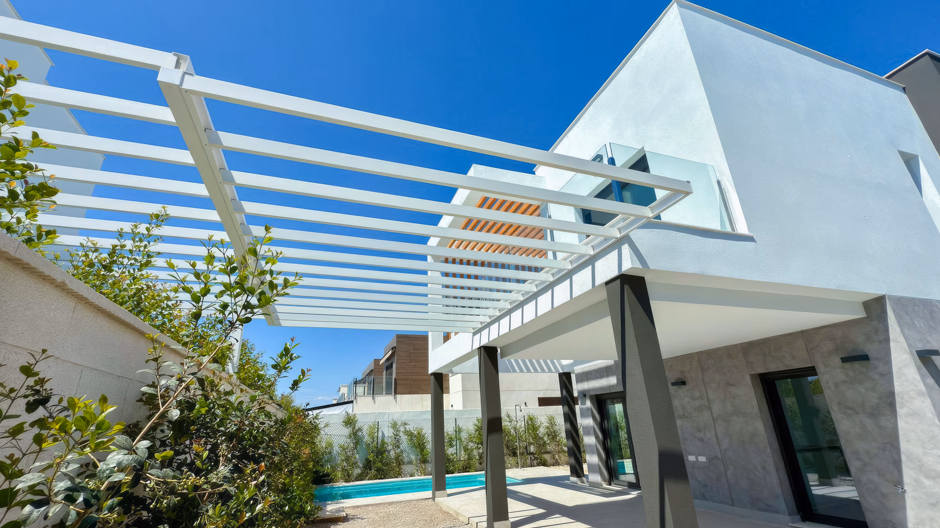 Pergola-beschattete Gartenecke neben dem Pool