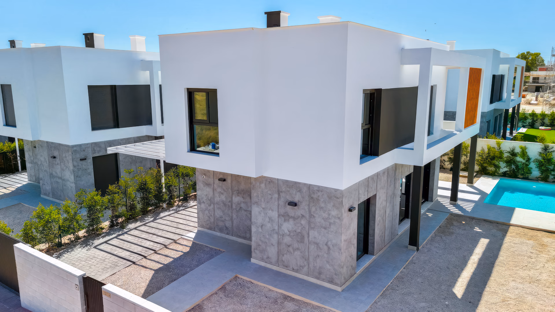 Straßenansicht und Eingang der freistehenden Villa in Almajada
