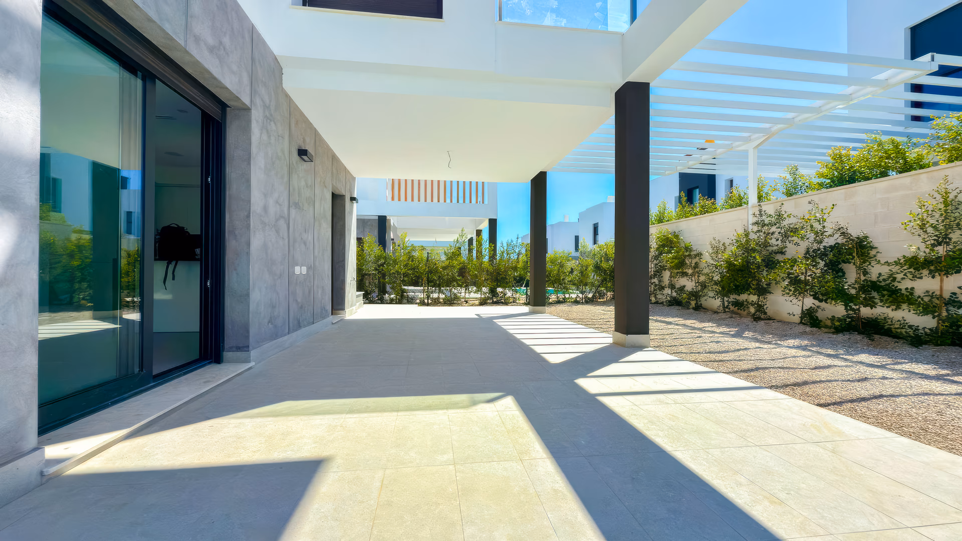 Überdachte Terrasse als Verbindung zwischen Wohnraum und Garten