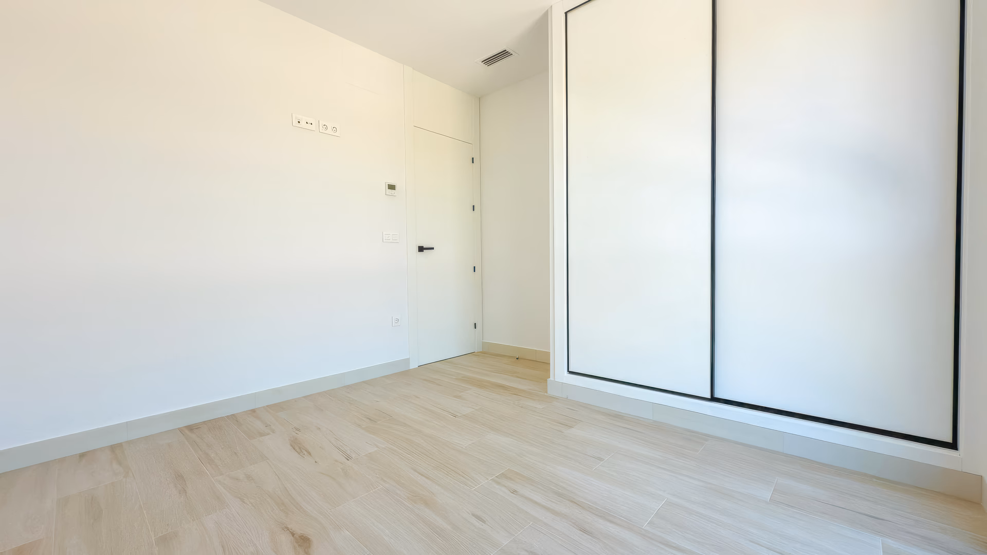 Schlafzimmer mit raumhohen Einbauschränken