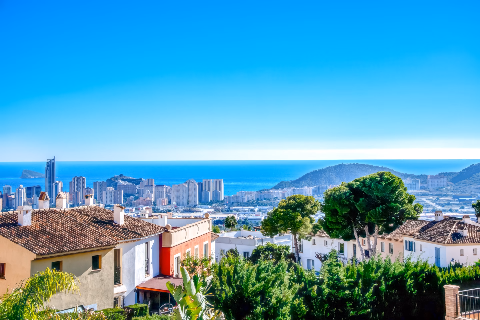 Freier Blick auf Benidorms Skyline, Meer und Insel
