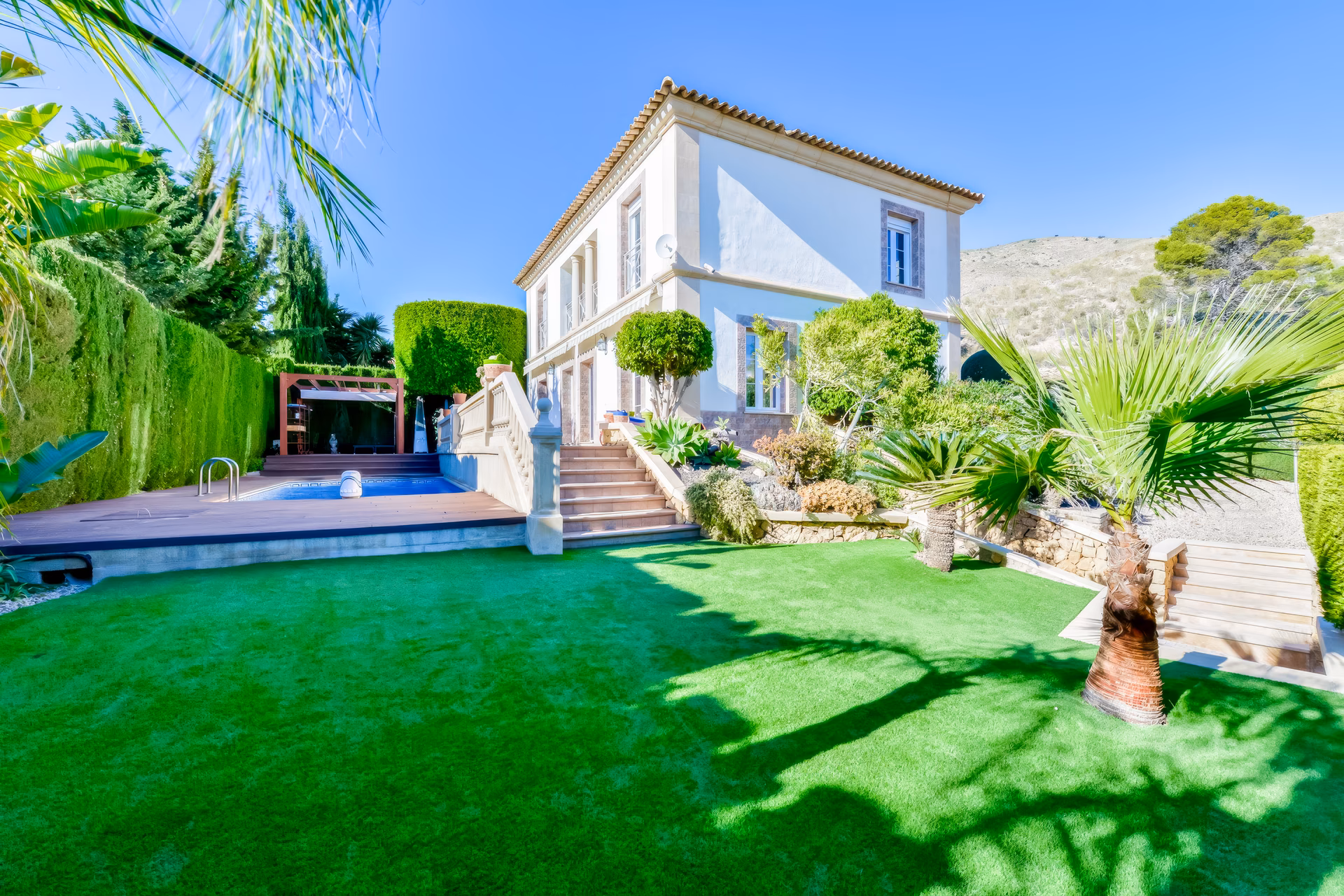 Garten und Villa vor den Ausläufern des Puig Campana