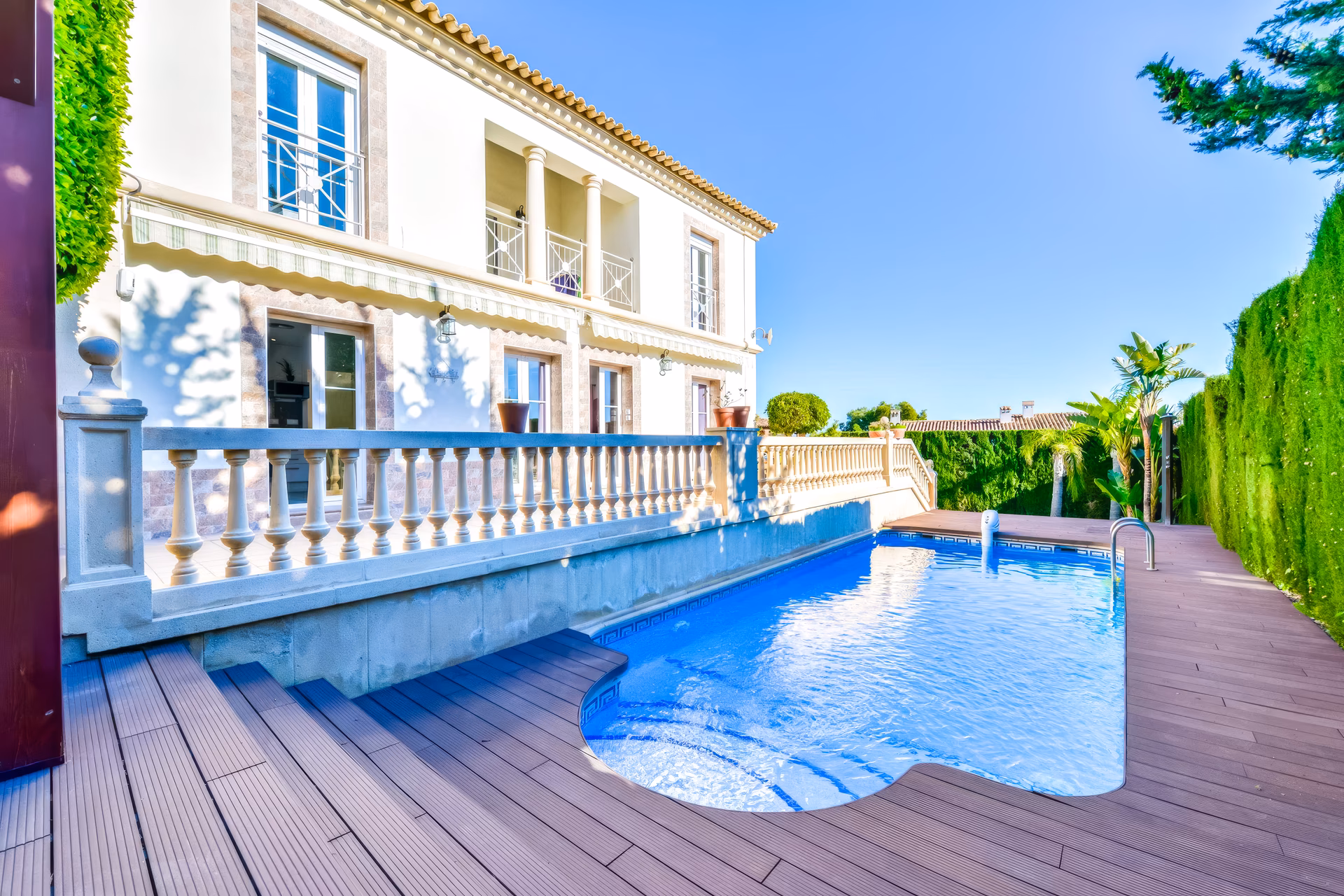 Pool mit Gegenstromanlage an der Villenterrasse