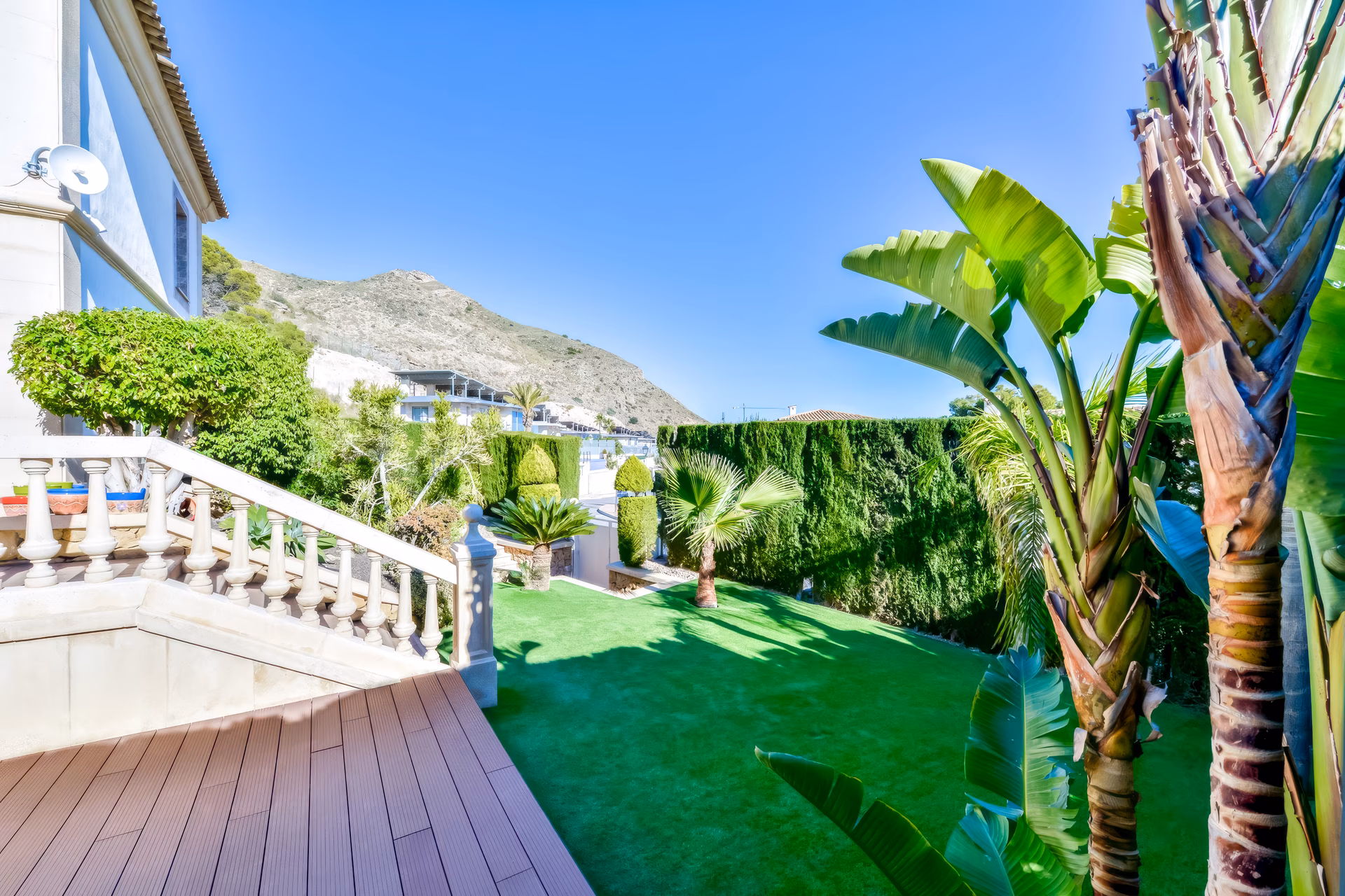 Oberes Deck über Garten und Bergen