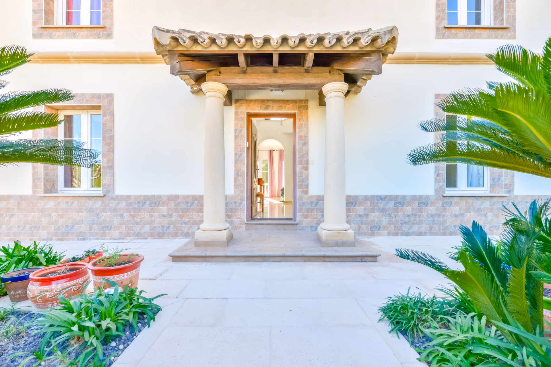 Säulenportal am Eingang der Villa