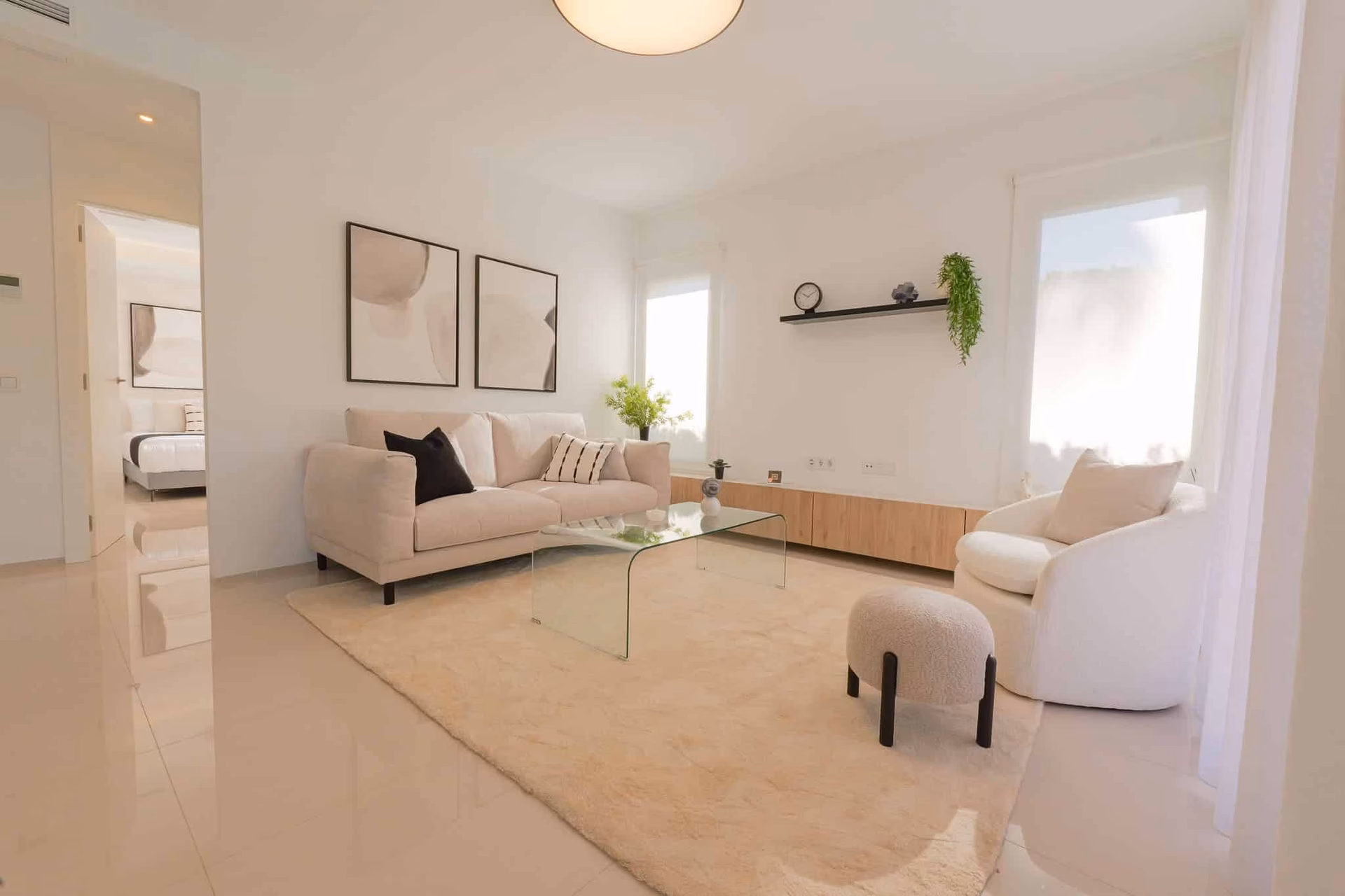 Sitzecke im Wohnzimmer mit großen Fenstern