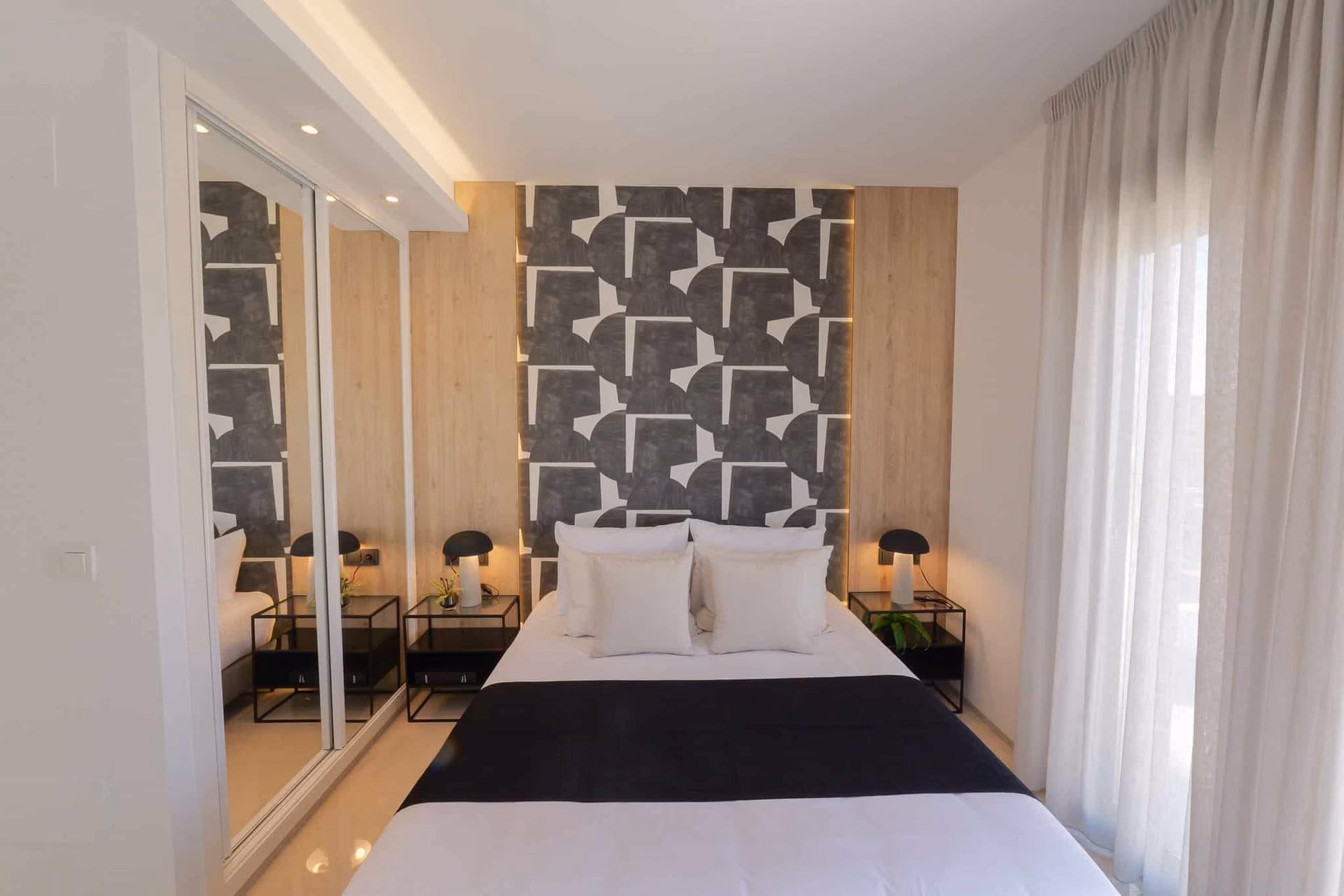 Hauptschlafzimmer mit verspiegeltem Einbauschrank