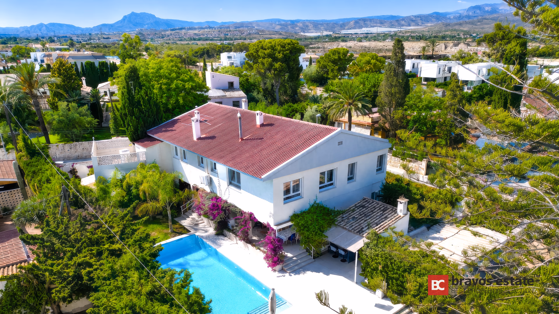 Vista aérea de la villa y la piscina en su parcela de 1.530 m² en La Font