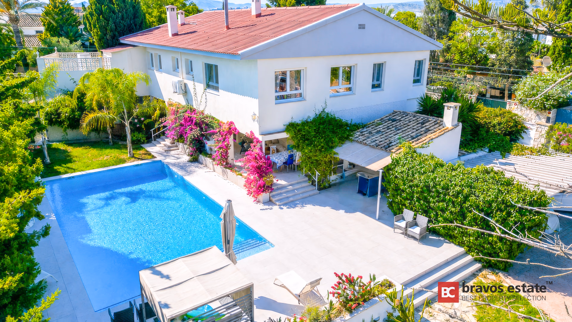 Villa y piscina de agua salada vistas desde lo alto del jardín