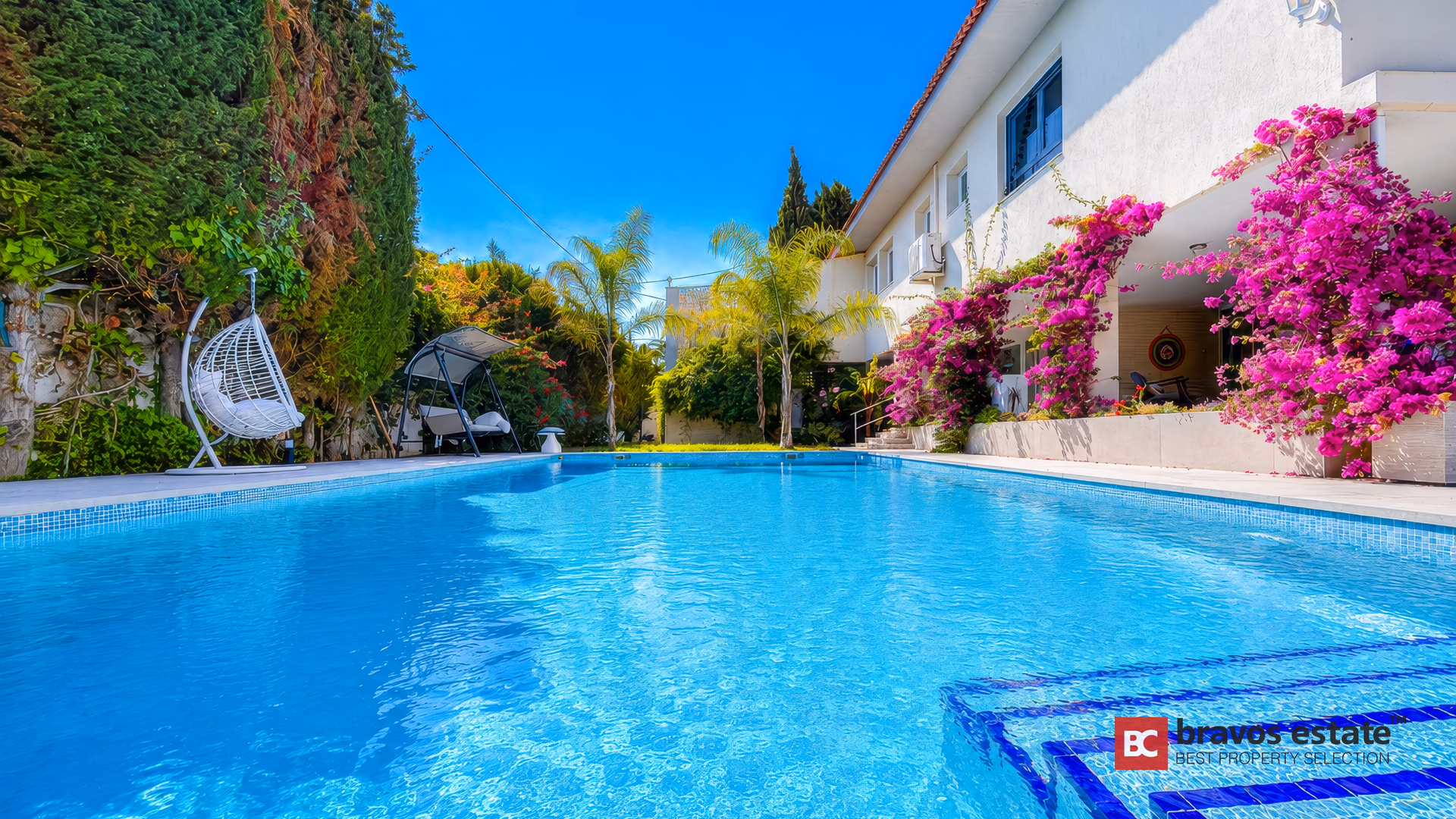 Piscina salada enmarcada por palmeras y buganvillas en la villa de La Font
