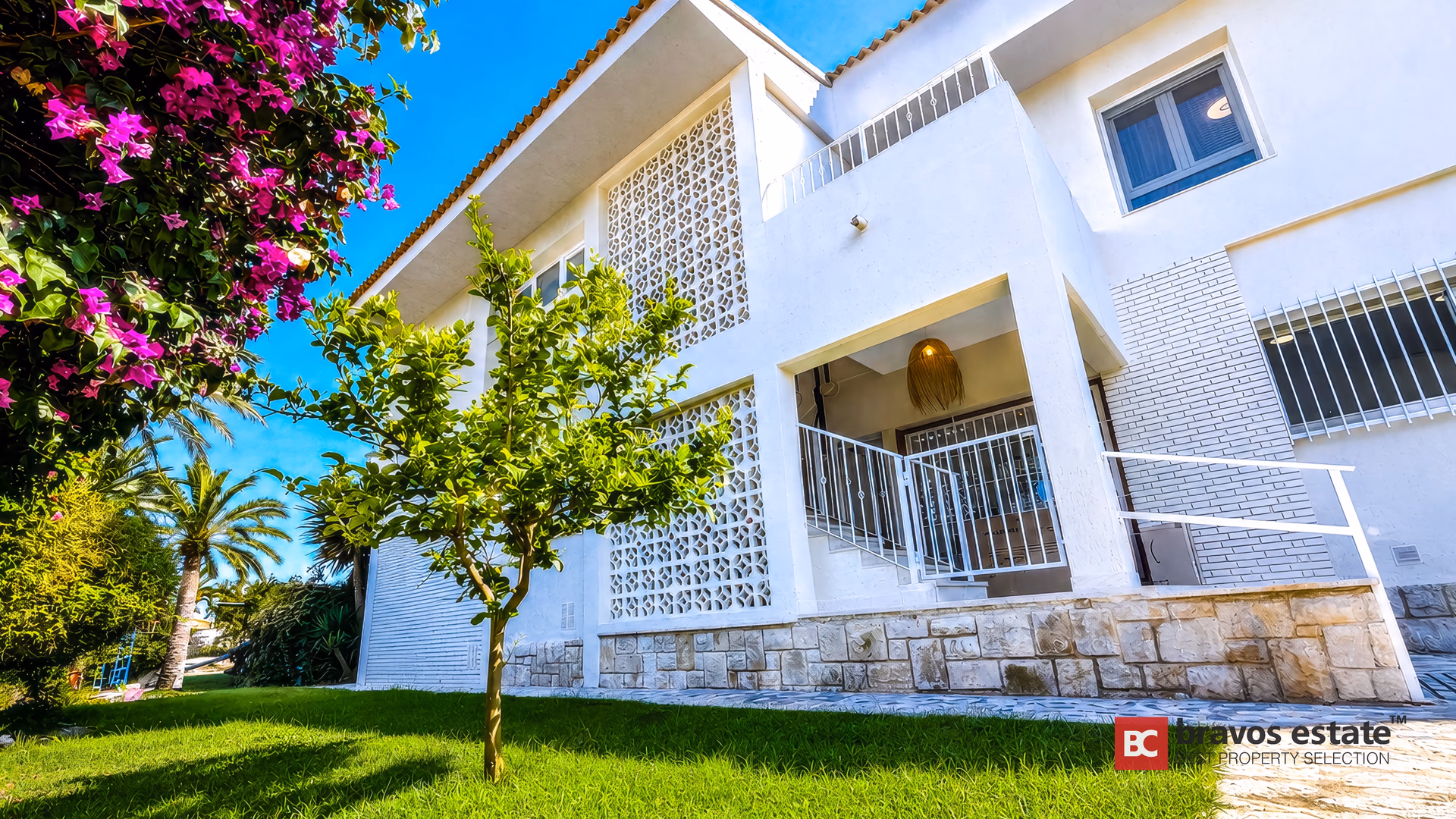 Fachada blanca de la villa de dos plantas en La Font, Sant Joan d'Alacant