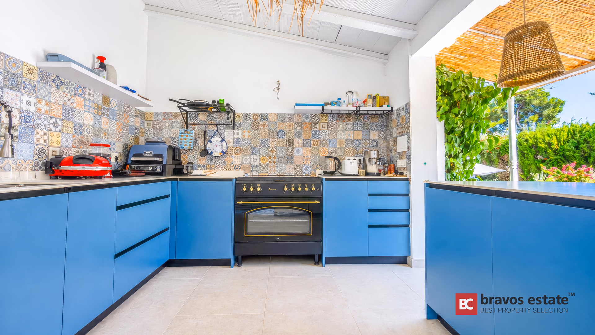 Cocina de verano exterior con barbacoa y encimera de porcelánico