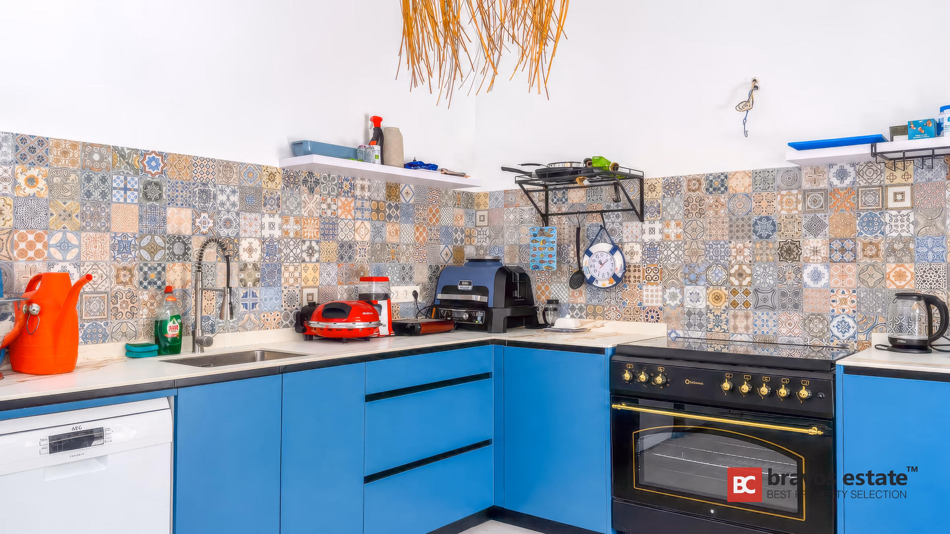 Cocina de verano totalmente equipada junto al porche cubierto