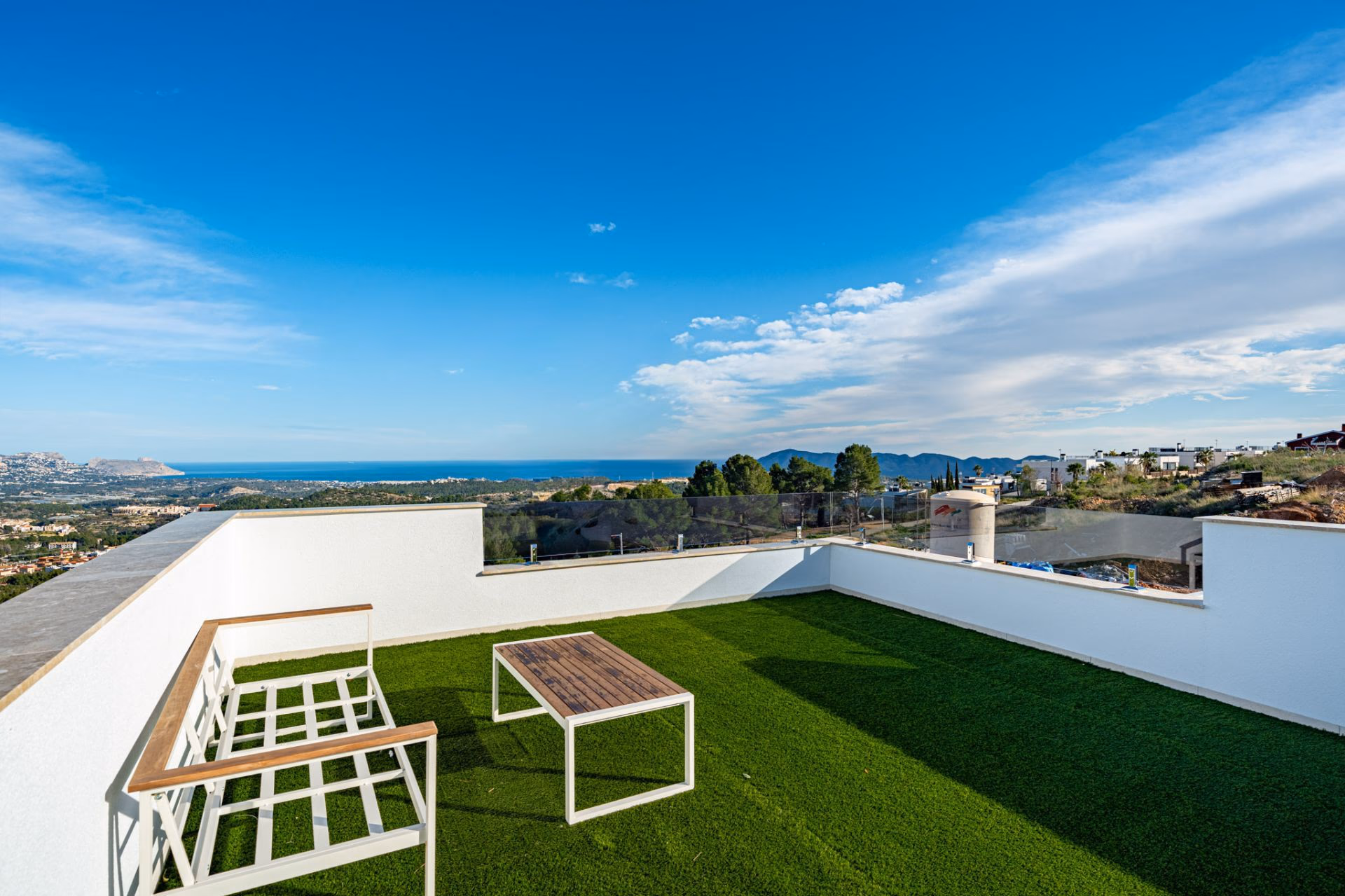 Terrasse en toiture dominant le littoral depuis Polop