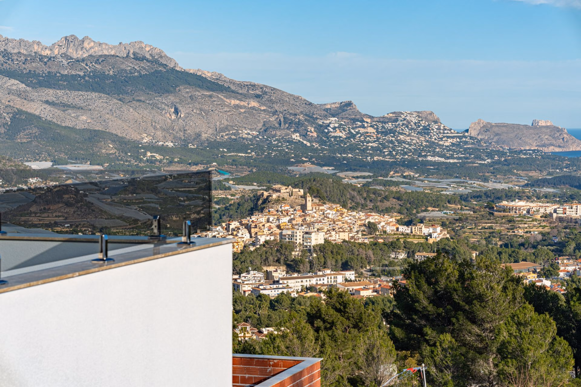 Vue sur la vieille ville de Polop et les collines alentour