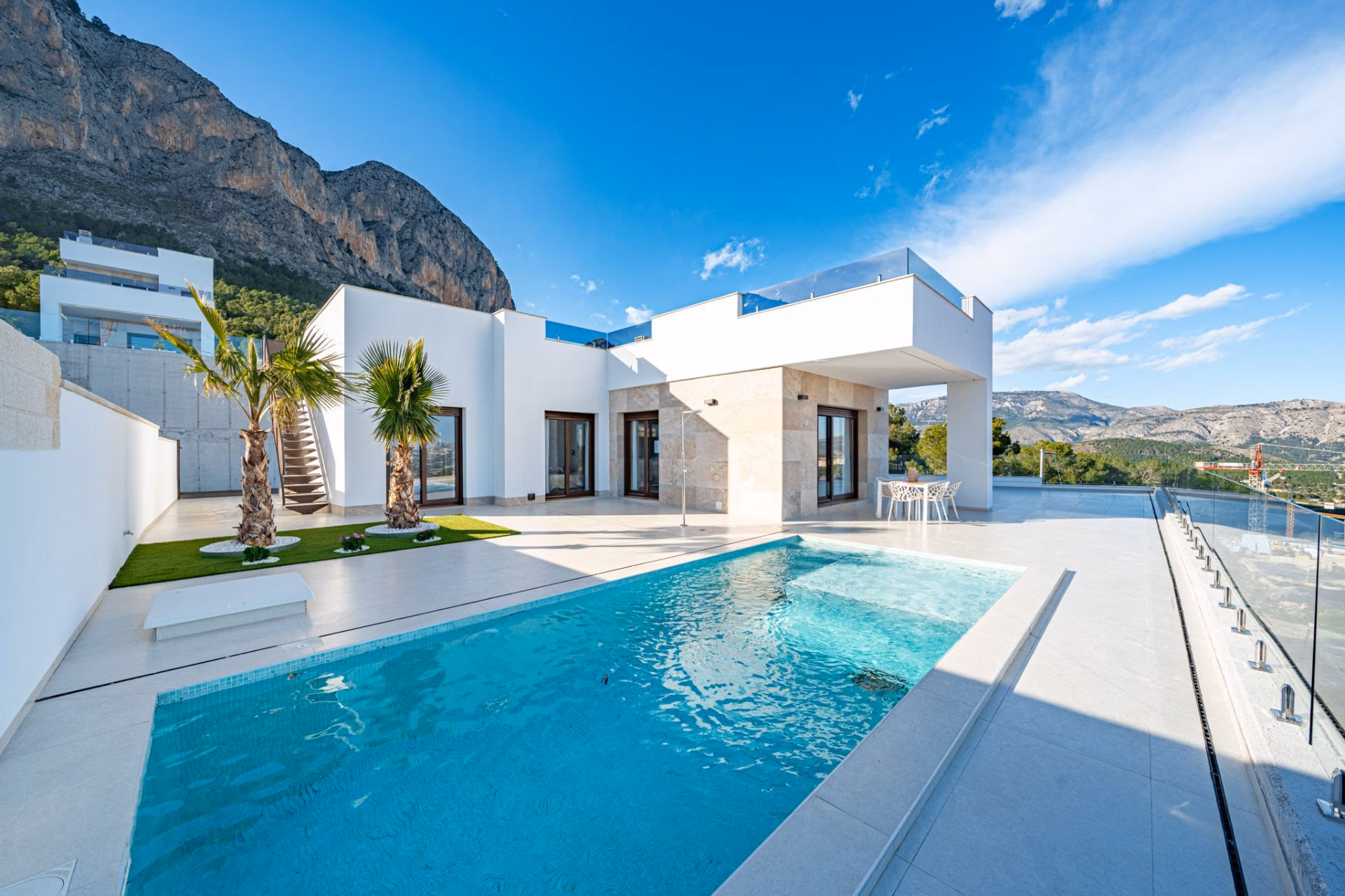 Villa Marina Baja avec sa piscine privée et le Mount Ponoig en arrière-plan, Polop