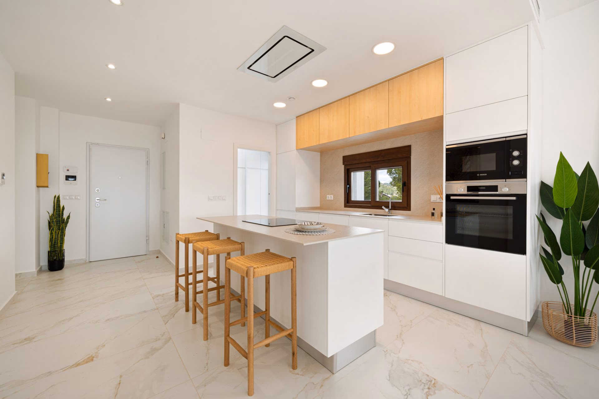 Cuisine entièrement équipée avec îlot central dans une villa de Villa Marina Baja