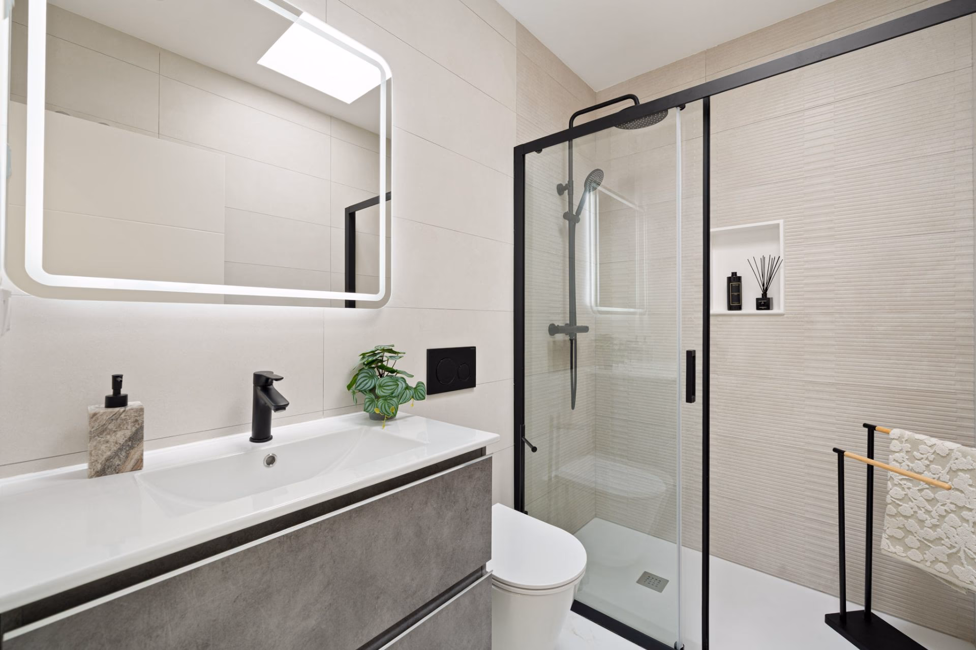 Salle de bain avec douche à l'italienne et meuble vasque suspendu
