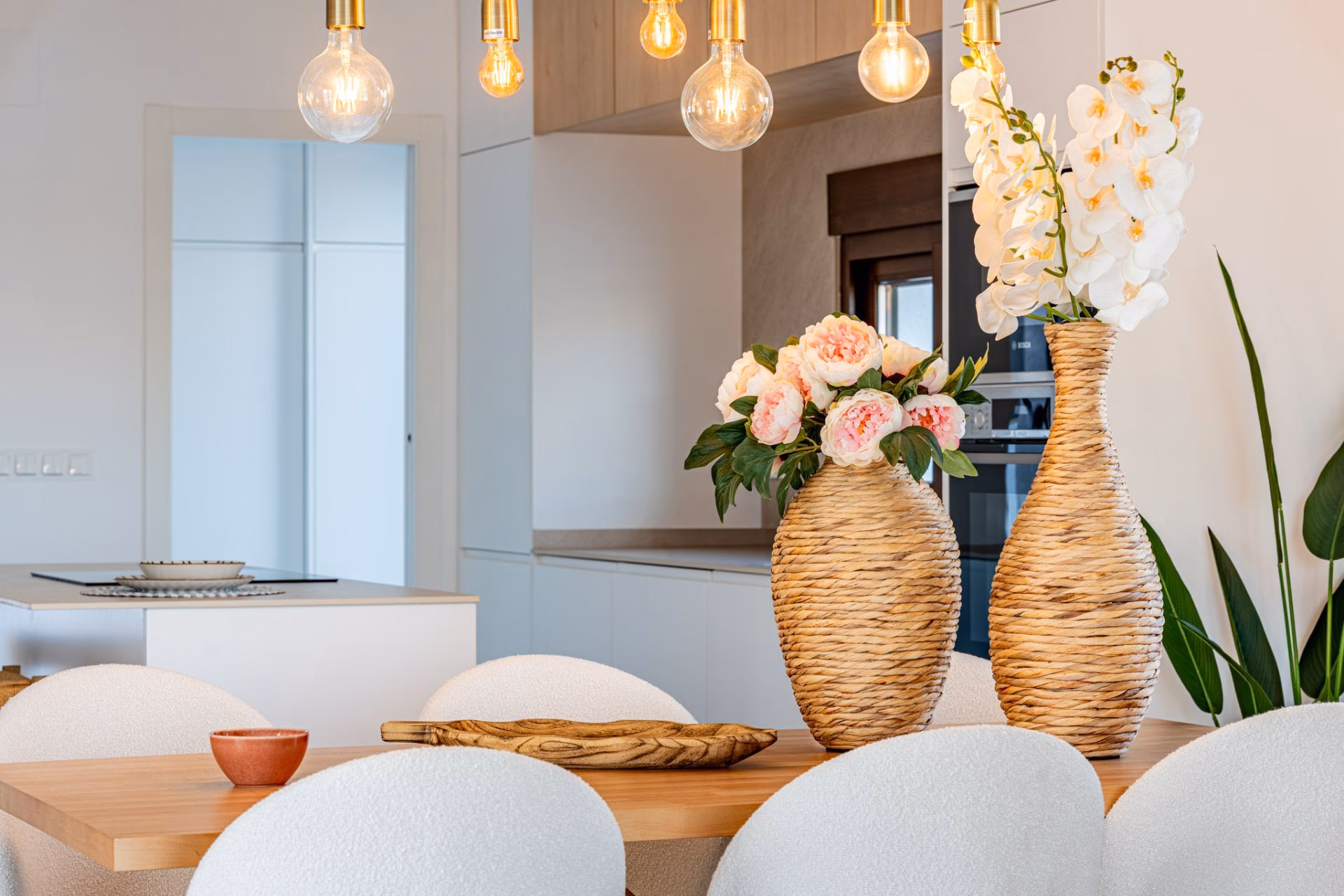 Salle à manger au crépuscule dans une lumière chaleureuse à Villa Marina Baja