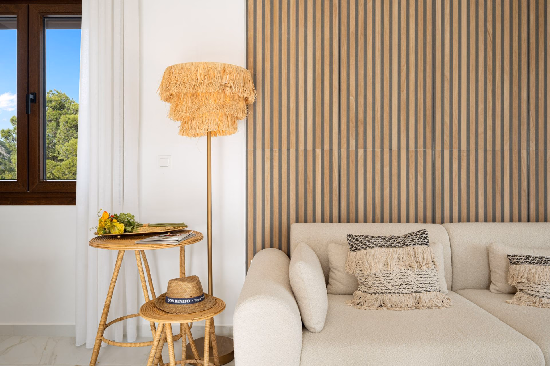 Espace de vie avec mur en lamelles de bois et vue sur la mer