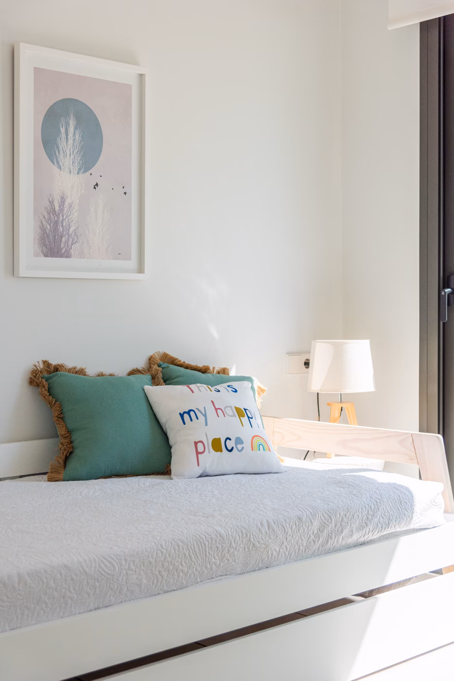 Chambre simple avec banquette-lit et coussins