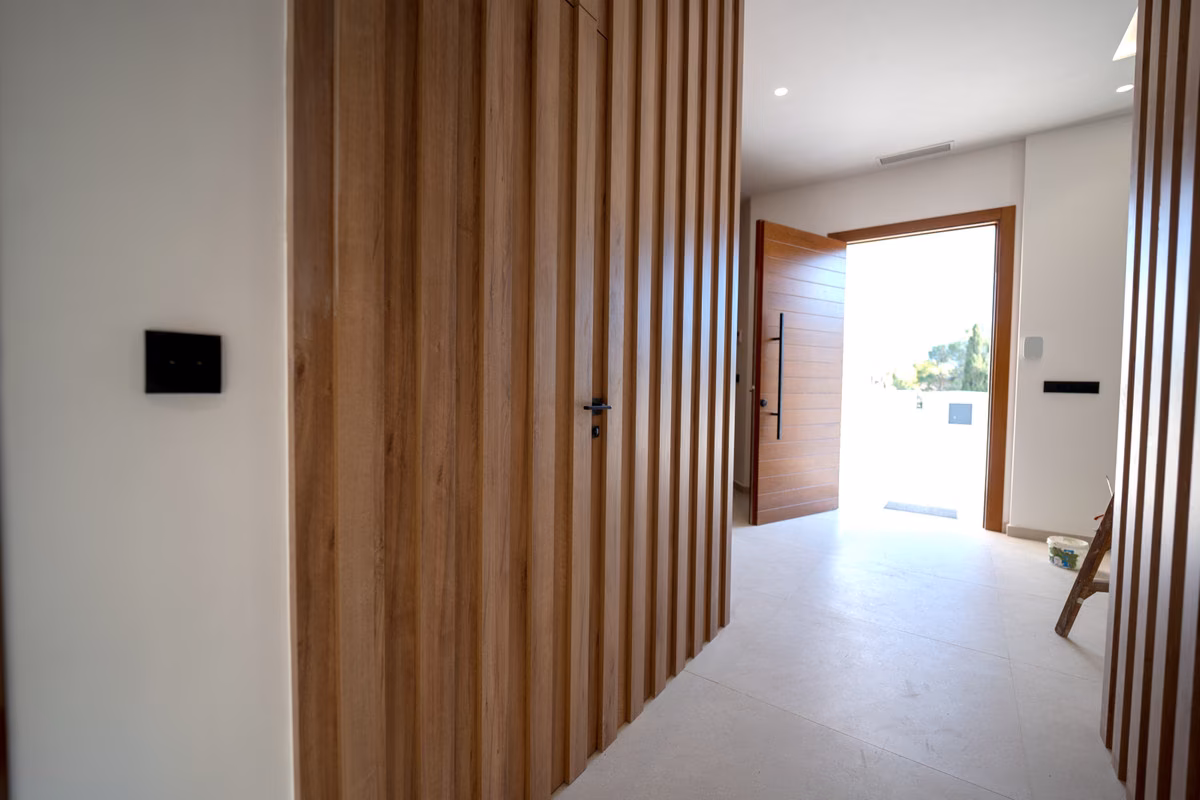 Eingangsbereich mit Holzlamellenwand