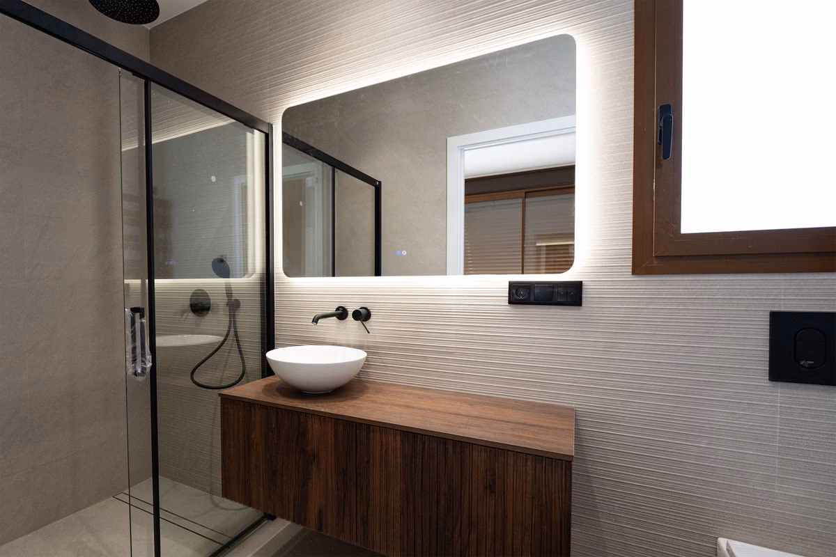Bad mit bodengleicher Dusche und hinterleuchtetem Spiegel