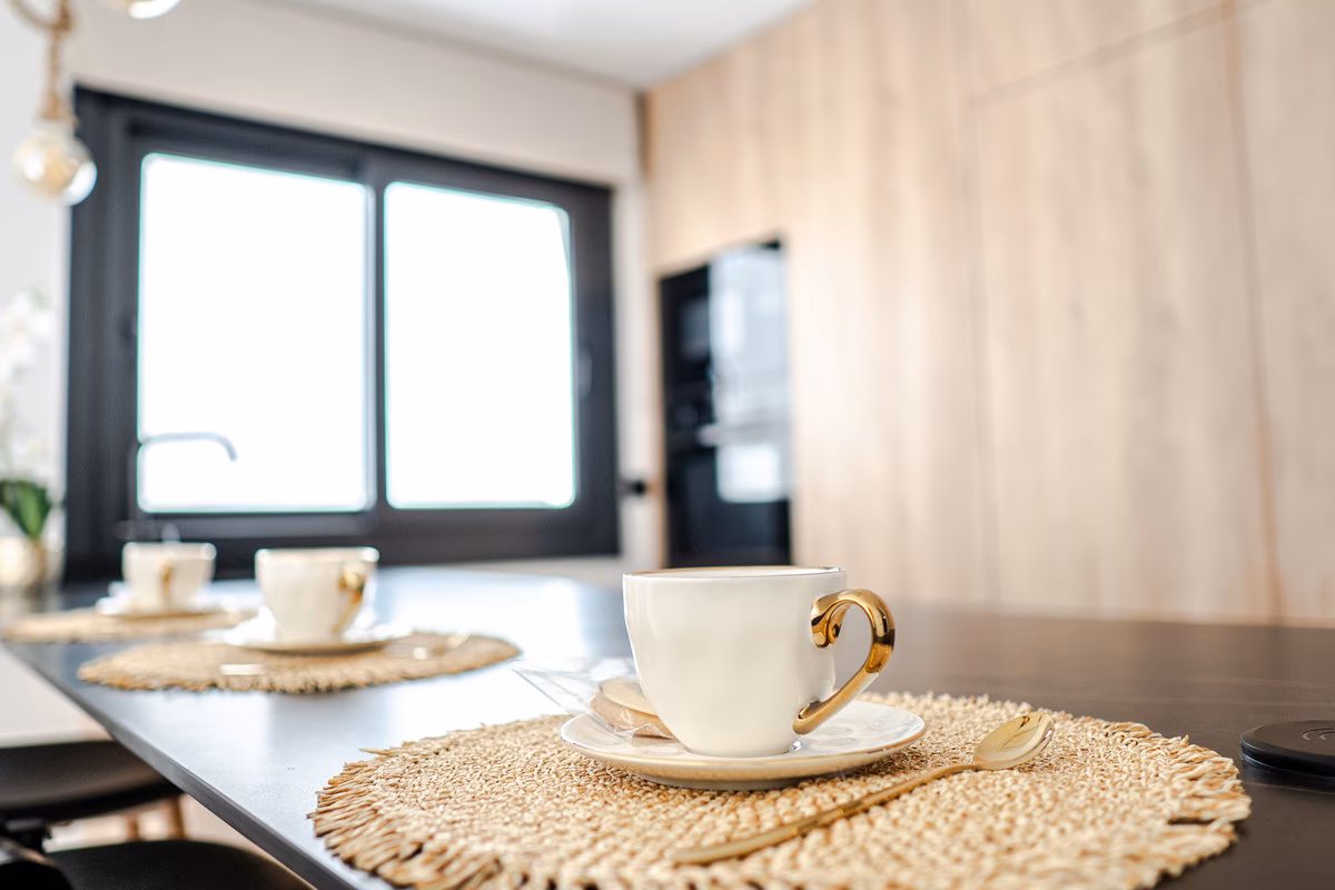 Cocina con barra de desayuno