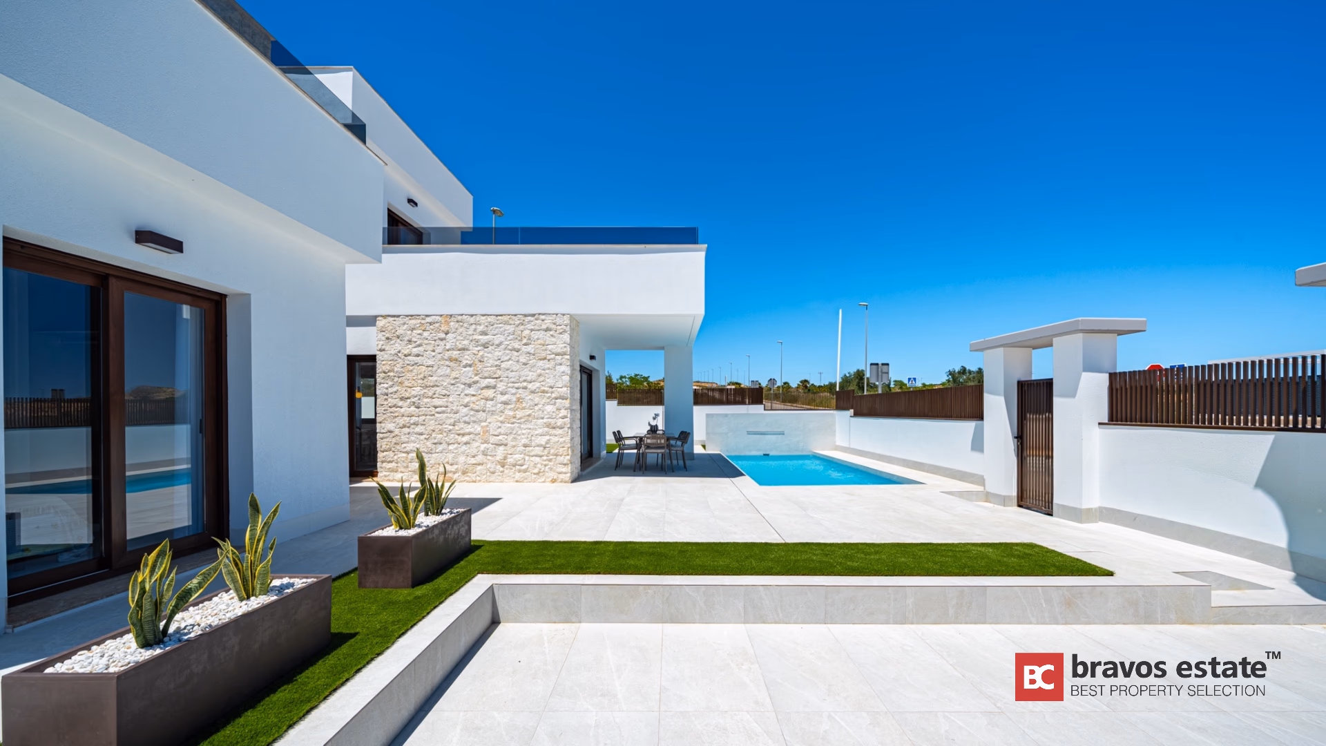 Terrasse latérale avec piscine privée et pelouse à Villa Valencia