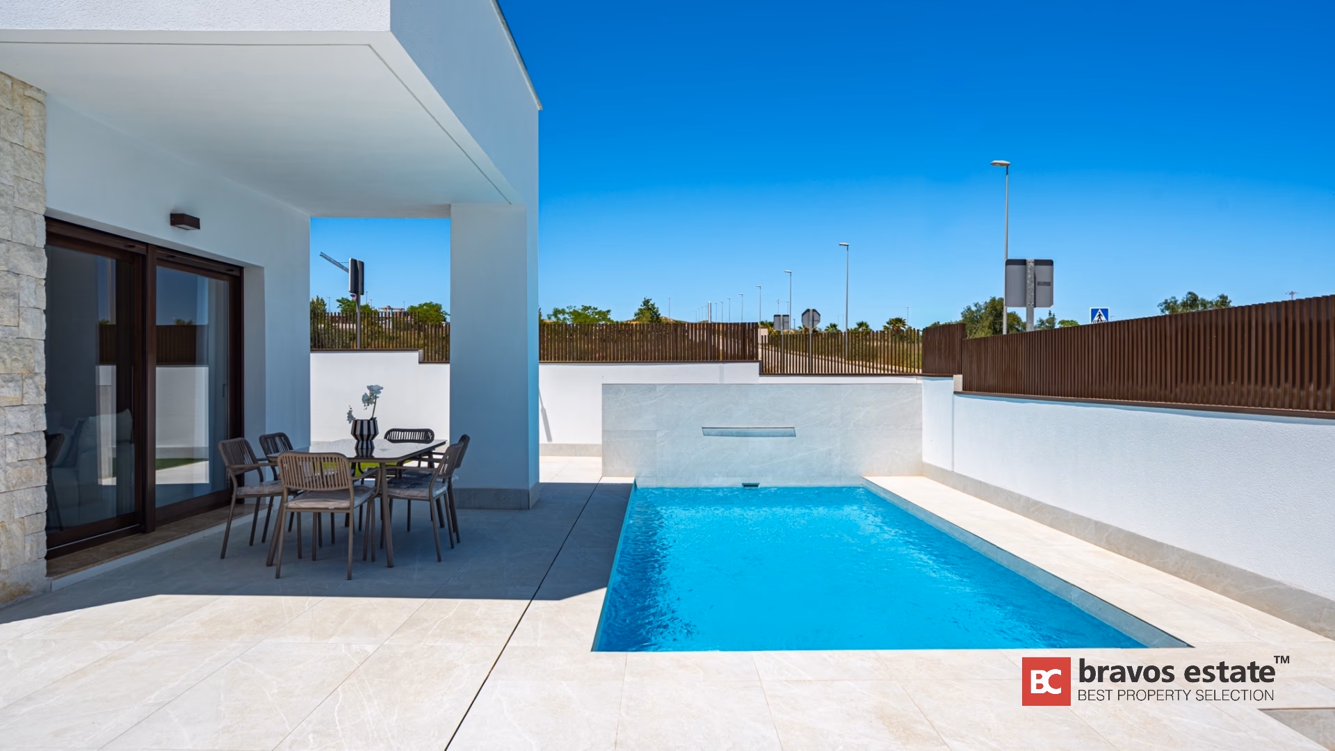 Salon de terrasse couvert au bord de la piscine privée à Villa Valencia