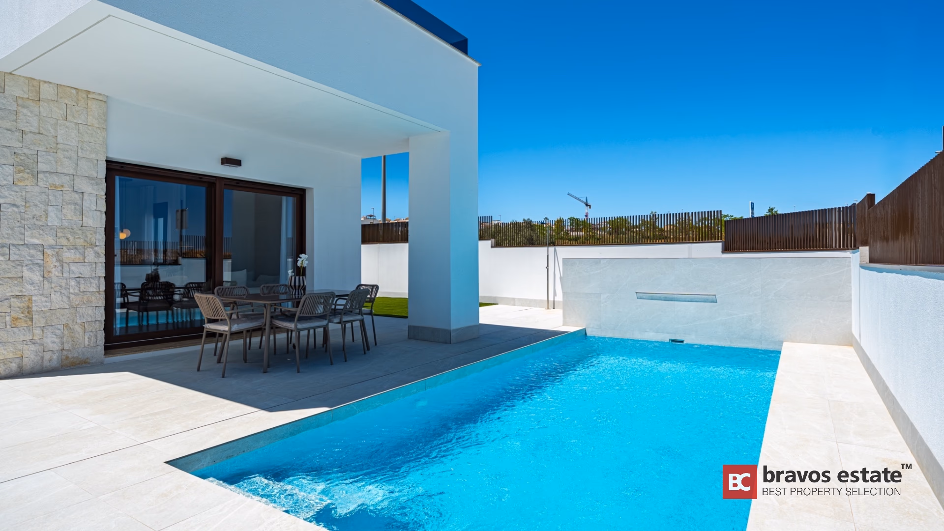 Porche couvert et piscine privée à Villa Valencia