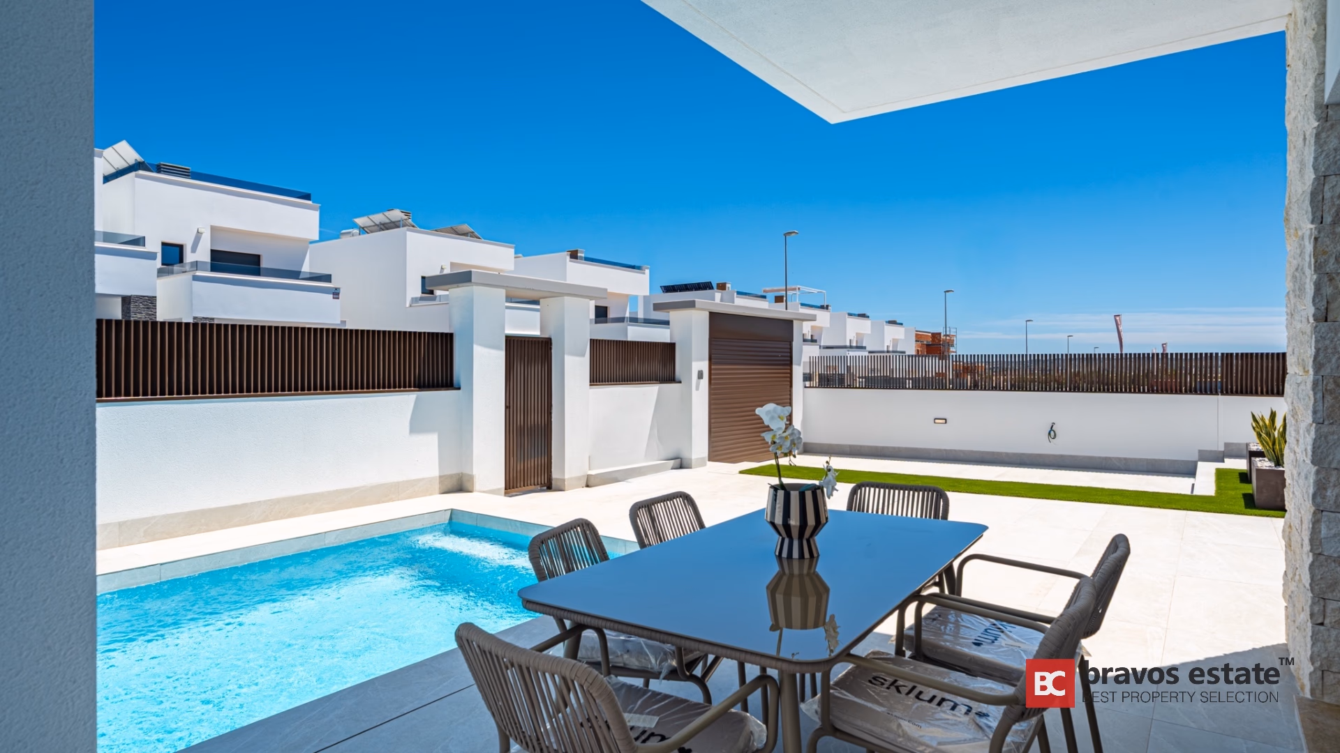 Espace repas en terrasse avec vue sur la piscine privée à Villa Valencia
