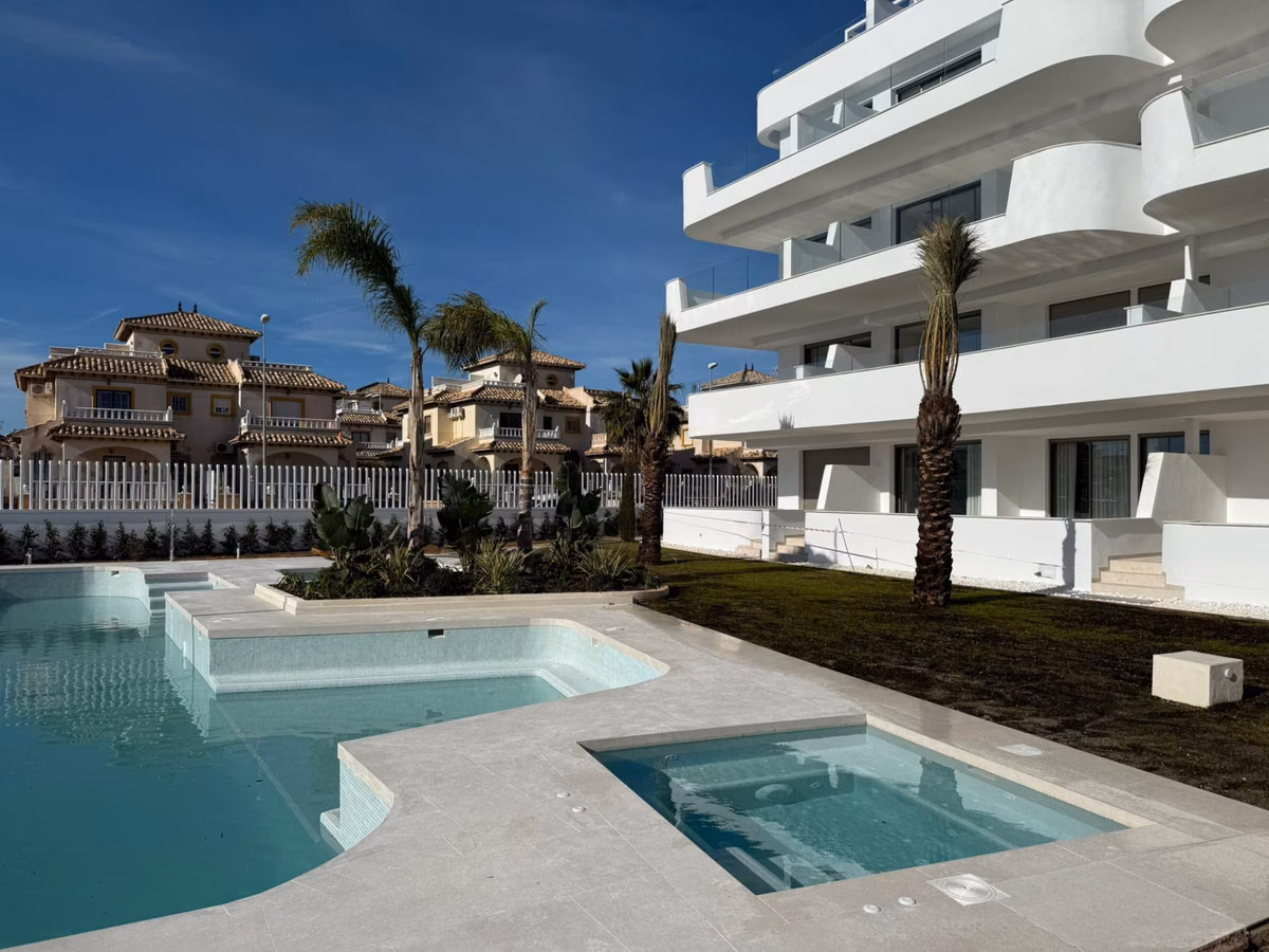 Piscina comunitaria con jacuzzi junto al edificio Vivalife, Lomas de Cabo Roig
