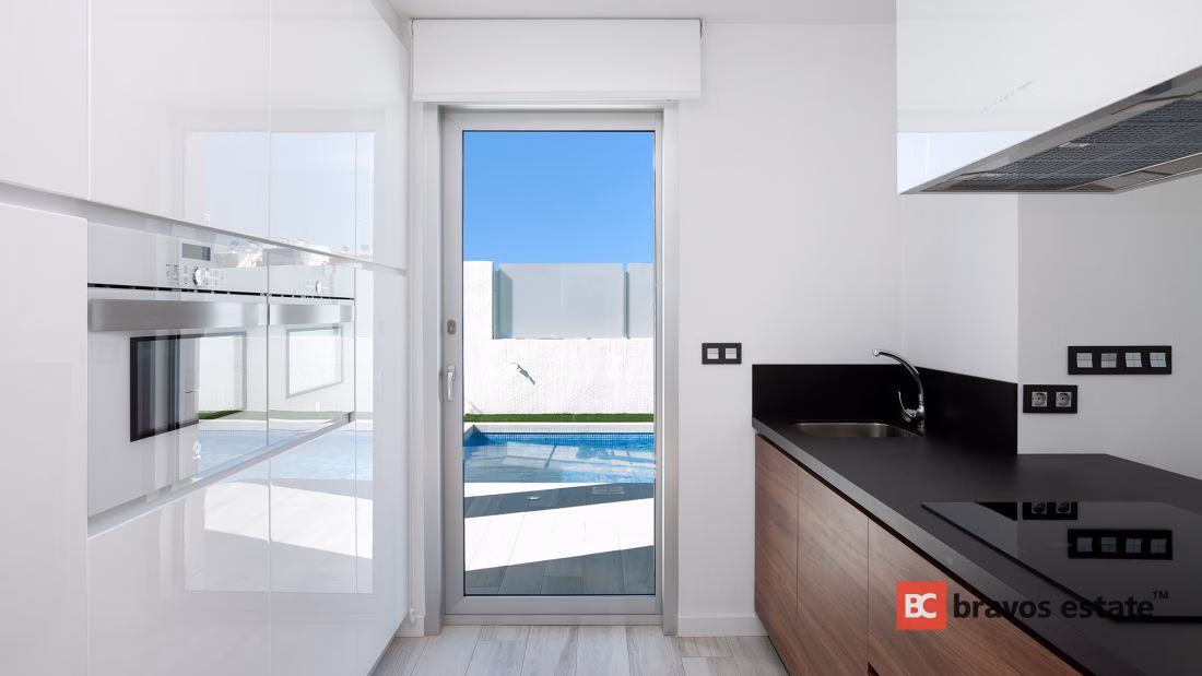 Spacious 3-Bedroom Villa in Cabo Roig - 9