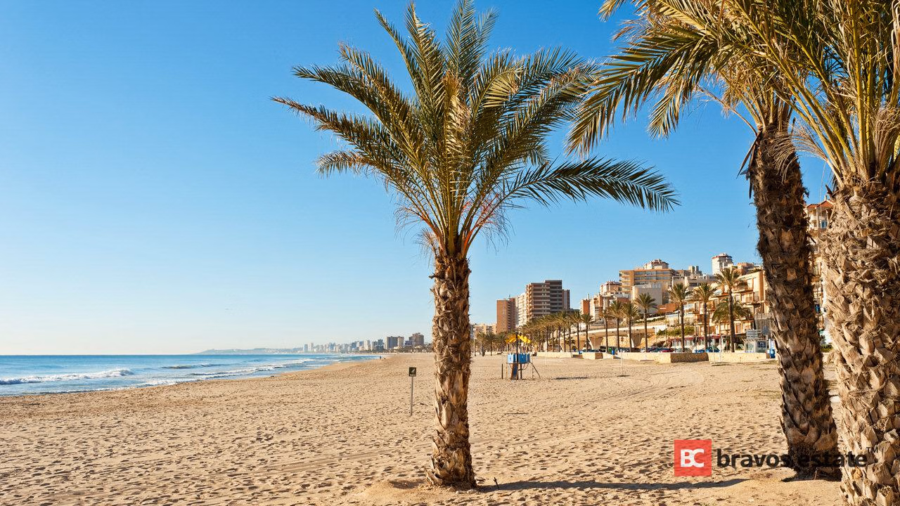 Beachside 2-Bedroom Apartment in Alicante - 7