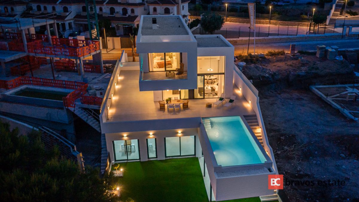 Spacious 3-Bedroom Villa in La Nucía 1