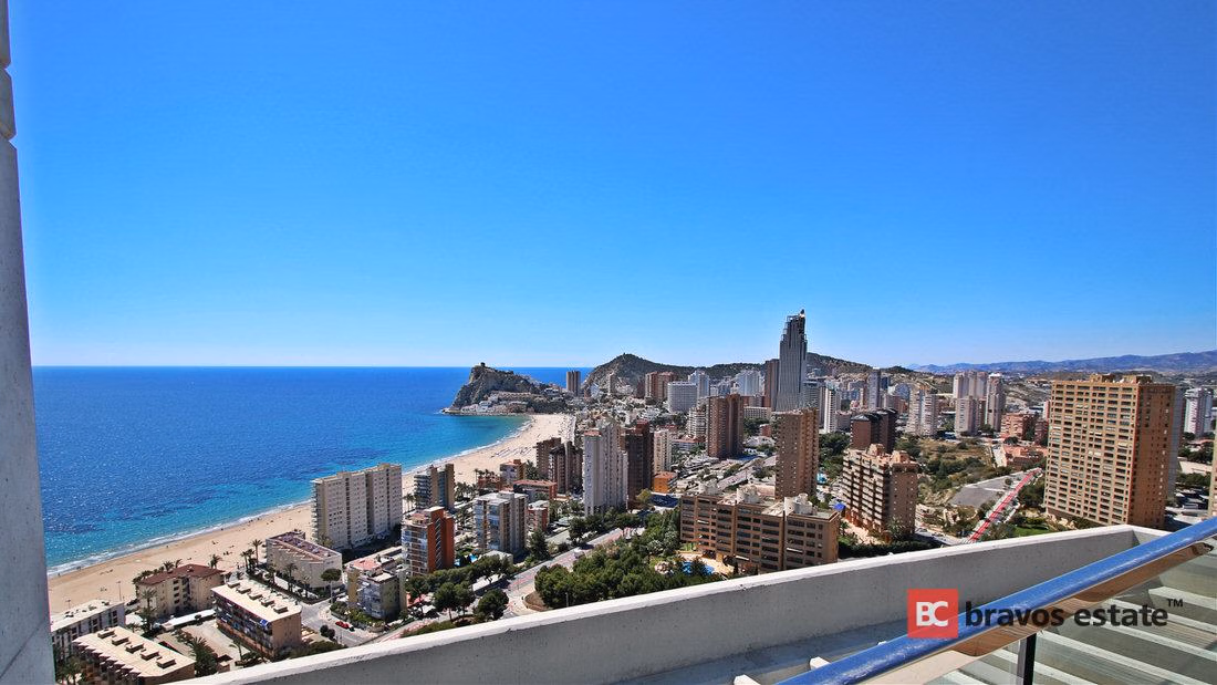 Seafront 2-Bedroom Apartment in Benidorm · 357 m² - 3