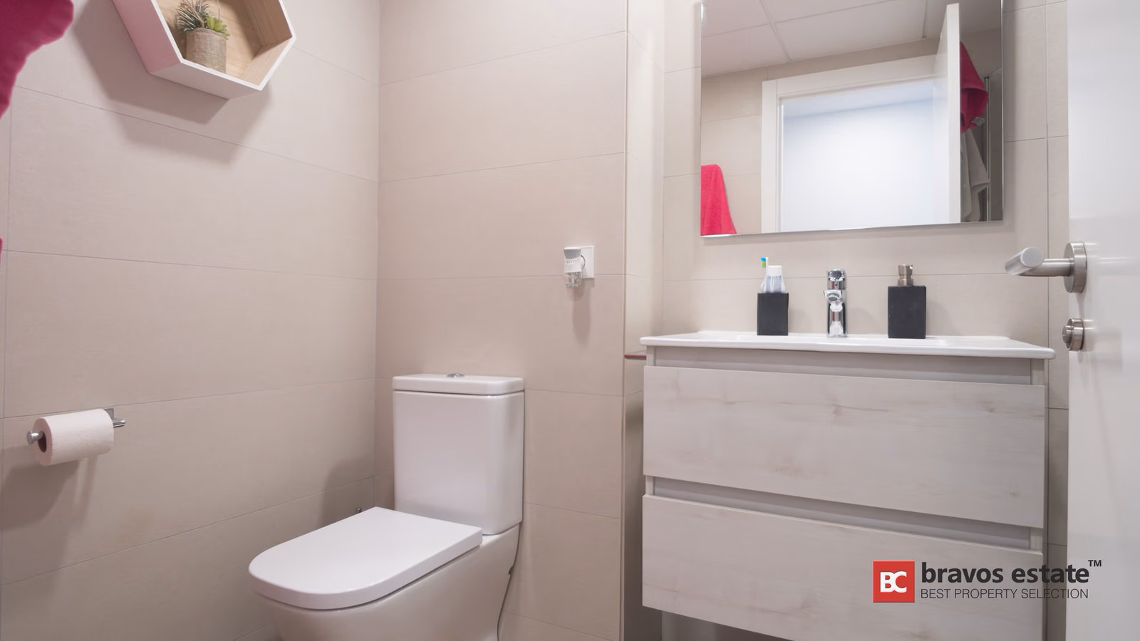 Beachside 4-Bedroom Apartment in Playa de San Juan · 146 m² - 18
